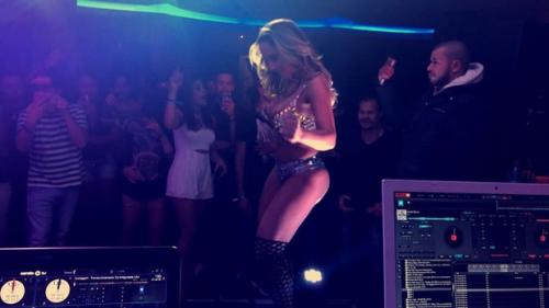 Mulher Melão 'sobe' temperatura de Paris com figurino diminuto em show Mulher Melão 'sobe' temperatura de Paris com figurino diminuto em show