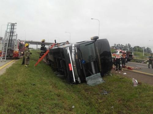 Ônibus brasileiro tomba na Argentina deixando mortos Ônibus brasileiro tomba na Argentina deixando mortos