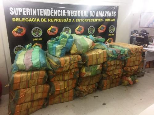 PF apreende embarcação com quase duas toneladas de drogas; 4 foram presos PF apreende embarcação com quase duas toneladas de drogas; 4 foram presos