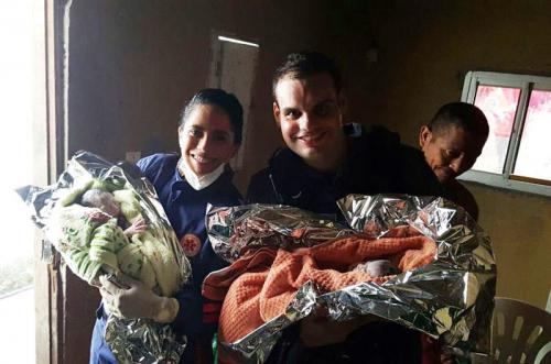 Policiais militares fazem partos de gêmeos em casa no bairro Zumbi, em Manaus Policiais militares fazem partos de gêmeos em casa no bairro Zumbi, em Manaus