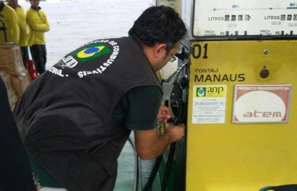 Posto flutuante é interditado por vender combustível adulterado, em Manaus Posto flutuante é interditado por vender combustível adulterado, em Manaus