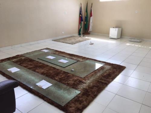 Prefeito de Parintins faz limpa na Prefeitura e leva mobília para a casa dele Prefeito de Parintins faz limpa na Prefeitura e leva mobília para a casa dele