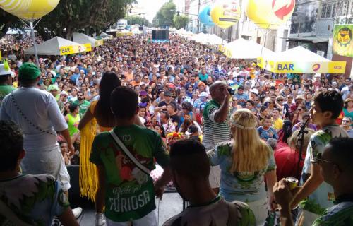 Ramos vai a Bica ver marchinha que chama Artur de Kimono Ramos vai a Bica ver marchinha que chama Artur de Kimono