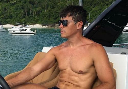 Rodrigo Faro ostenta ao pilotar barco durante as férias Rodrigo Faro ostenta ao pilotar barco durante as férias