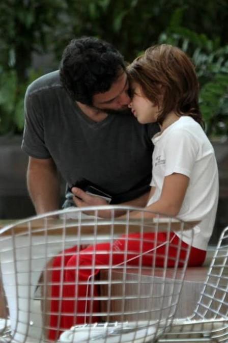 Rodrigo Lombardi aparece de visual novo em passeio com mulher e momento fofo com filho Rodrigo Lombardi aparece de visual novo em passeio com mulher e momento fofo com filho