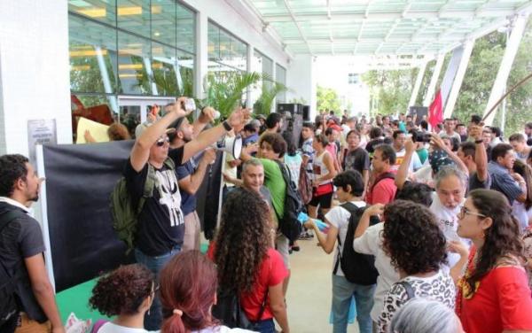TRT bloqueia R$ 10 milhões do Estado para pagar trabalhadores da Saúde TRT bloqueia R$ 10 milhões do Estado para pagar trabalhadores da Saúde
