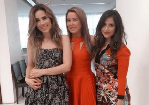 Zilu curte Natal com filhas e dispara: 'Pode existir ex-marido, ex-filho nunca' Zilu curte Natal com filhas e dispara: 'Pode existir ex-marido, ex-filho nunca'